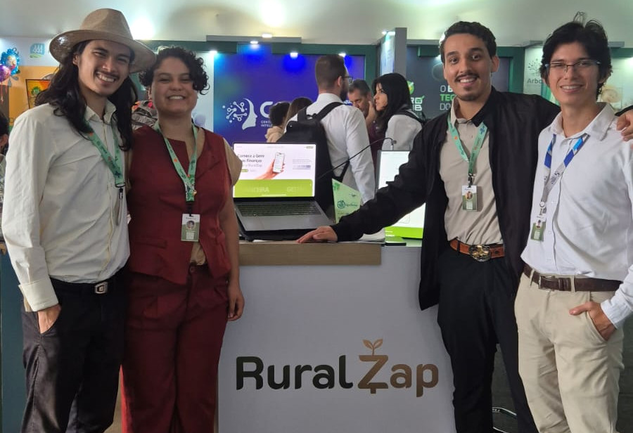 Equipe com estande do RuralZap na Agrobrasília 2025